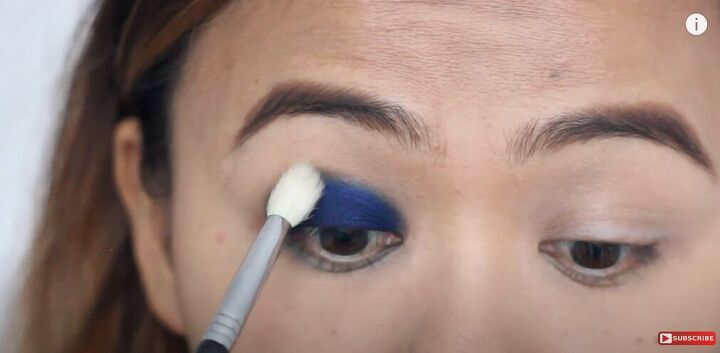 trendy smoky blue eyeshadow tutorial, Blending