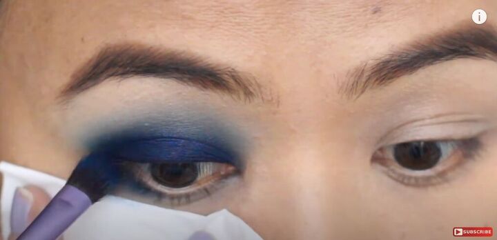 trendy smoky blue eyeshadow tutorial, Applying eyeshadow to bottom lash line