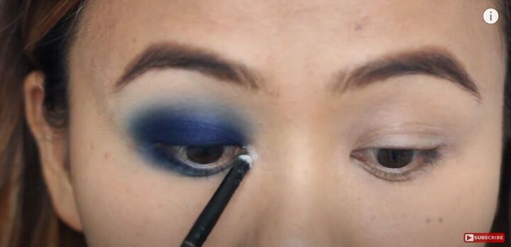trendy smoky blue eyeshadow tutorial, Highlighting tear duct area