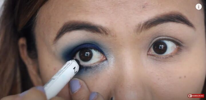 trendy smoky blue eyeshadow tutorial, Lining half of the lower waterline