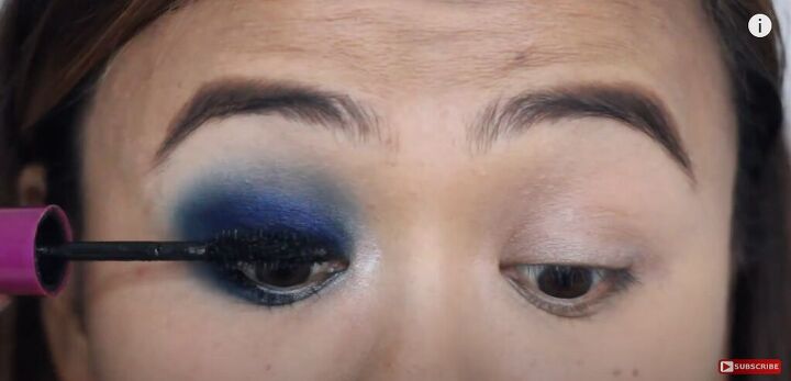 trendy smoky blue eyeshadow tutorial, Applying mascara