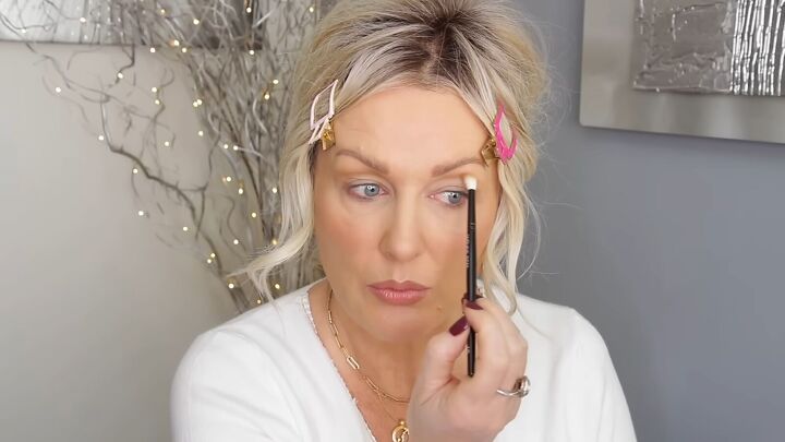 incredible spoon makeup hack tutorial, Blending up