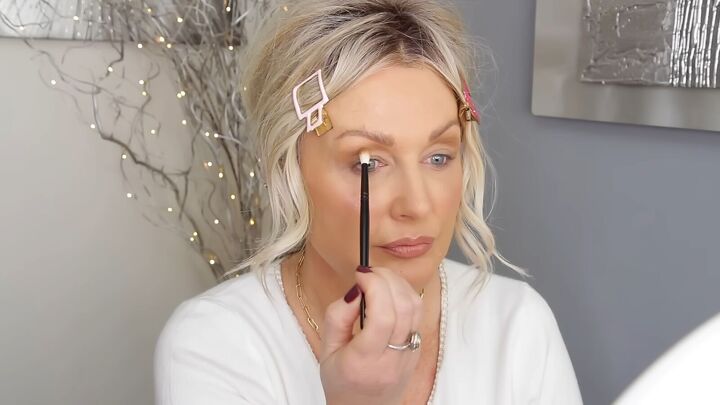 incredible spoon makeup hack tutorial, Deepening the crease