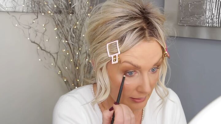 incredible spoon makeup hack tutorial, Applying eyeshadow to lower lash line