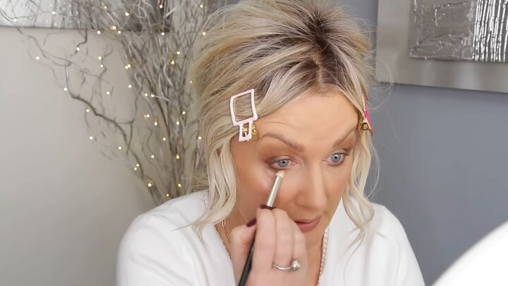 incredible spoon makeup hack tutorial, Finishing the lower lash line