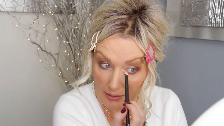 incredible spoon makeup hack tutorial, Finishing the lower lash line