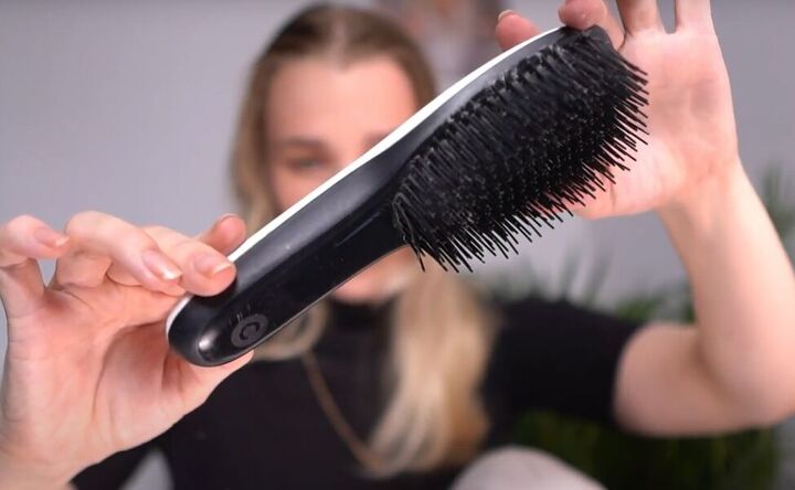 super easy sleek bun hairstyle tutorial, Hair brush