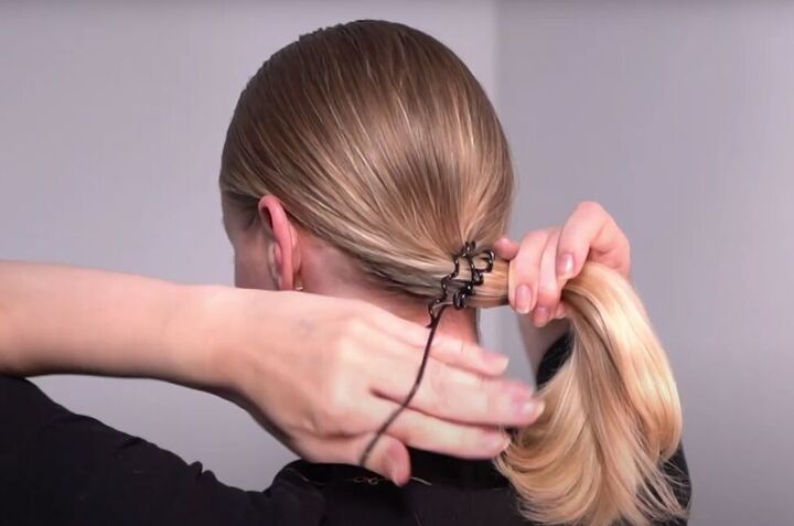 super easy sleek bun hairstyle tutorial, Tying hair
