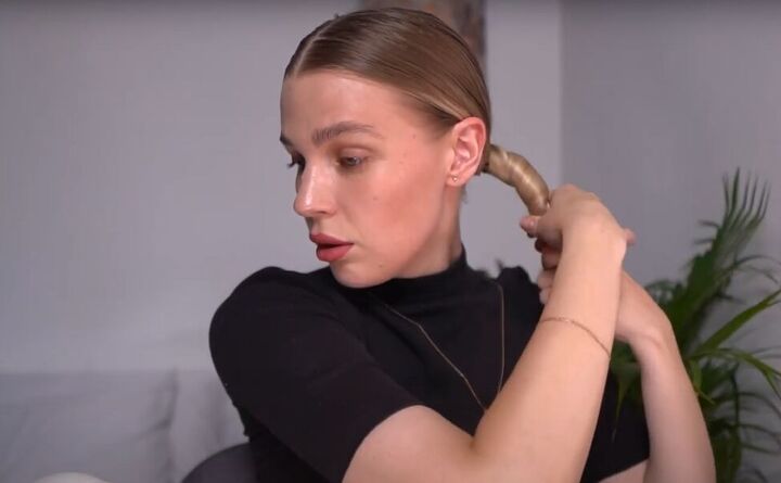 super easy sleek bun hairstyle tutorial, Twisting ponytail