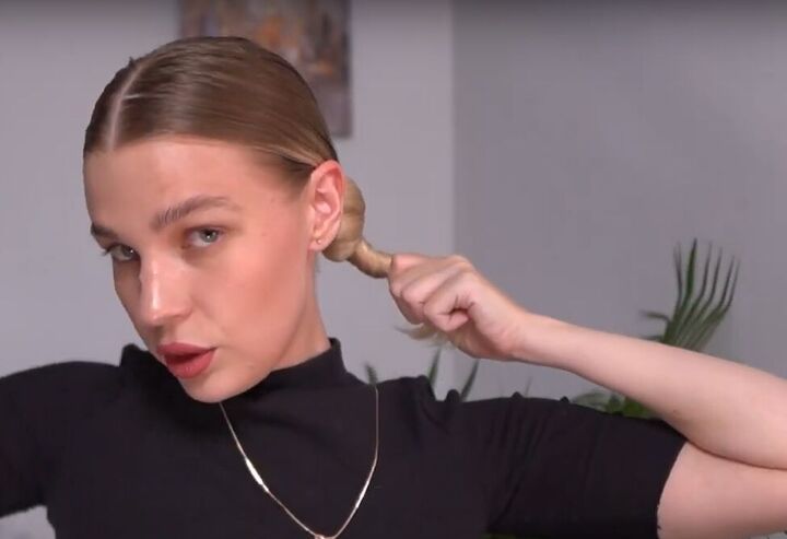 super easy sleek bun hairstyle tutorial, Twisting ponytail