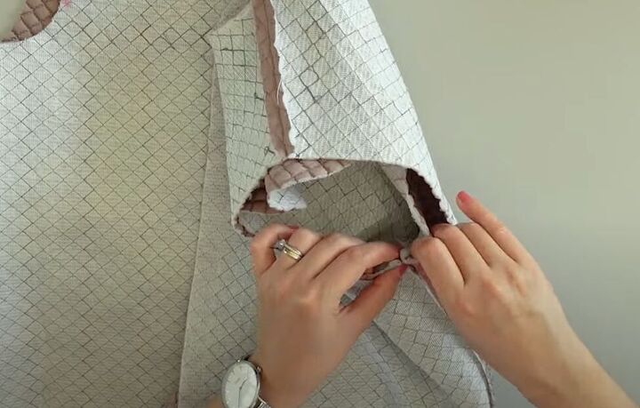 how to diy a sleek quilted jacket, Attaching the sleeves