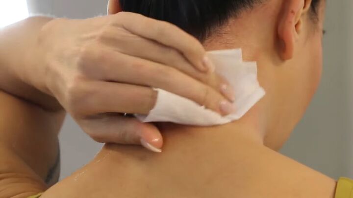 super easy diy neck waxing tutorial, Wiping neck