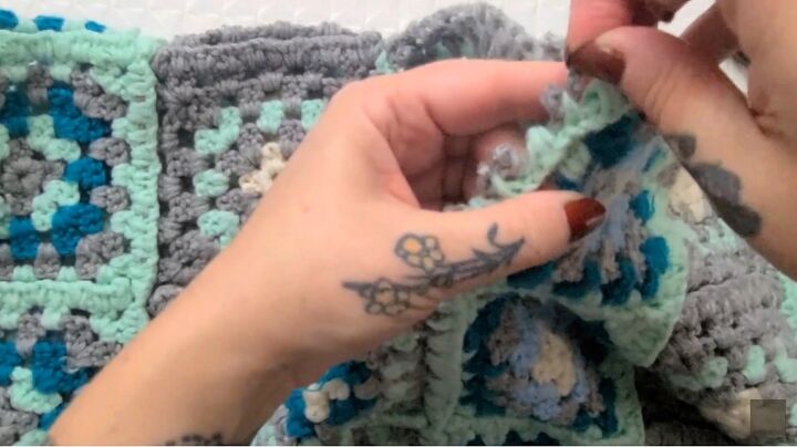 no sew granny square poncho tutorial, Removing yarn