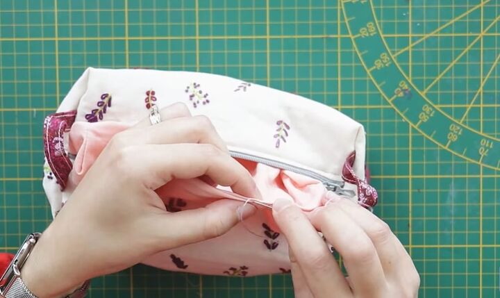 cute christmas gift idea diy makeup bag, Sewing the gap
