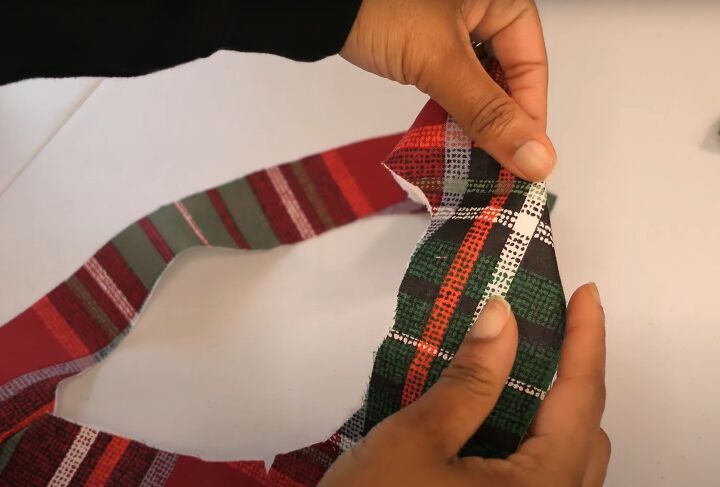 how to diy super cozy christmas pajamas, Joining the neck facing