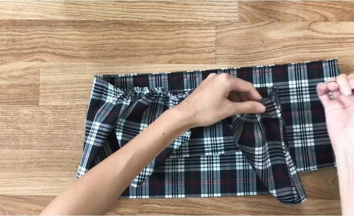 no pattern sewing tutorial diy a gorgeous ruffle hem skirt, Gathering the fabric