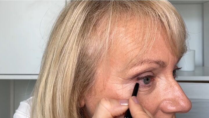 super easy eyeliner tutorial for women over 50, Applying eyeliner
