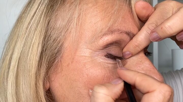 super easy eyeliner tutorial for women over 50, Applying eyeliner