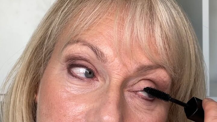 super easy eyeliner tutorial for women over 50, Applying mascara