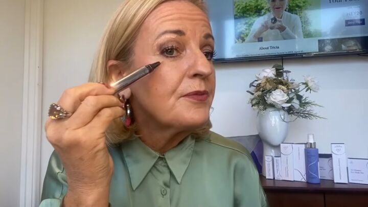 easy makeup tutorial how to apply highlighter for mature skin, Applying highlighter around eye