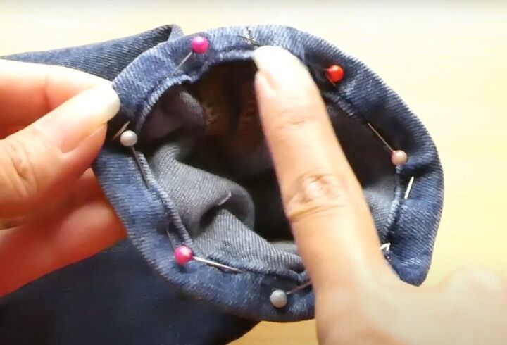 quick and easy tutorial on hemming jeans, Pinned fabric