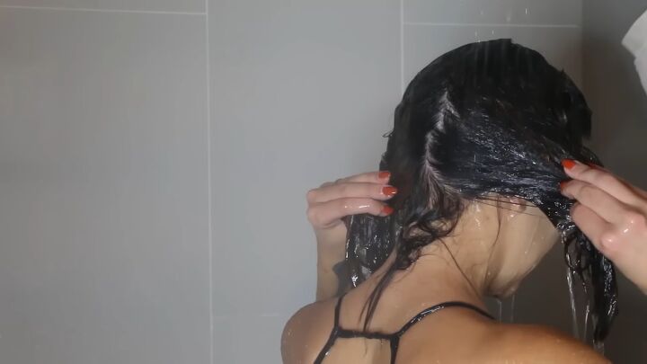 do you know how to wash your hair properly 6 common mistakes, Wetting hair