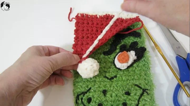 how to crochet a mr grinch phone case