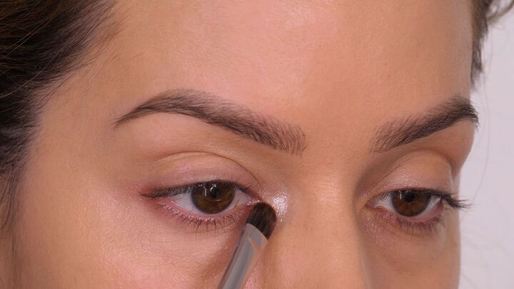 wow with this glam holiday party eye makeup, Applying shimmery eyeshadow