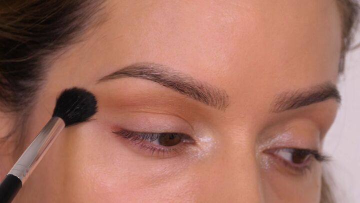 wow with this glam holiday party eye makeup, Applying bronzer