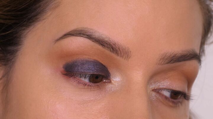 wow with this glam holiday party eye makeup, Applying midnight blue crayon