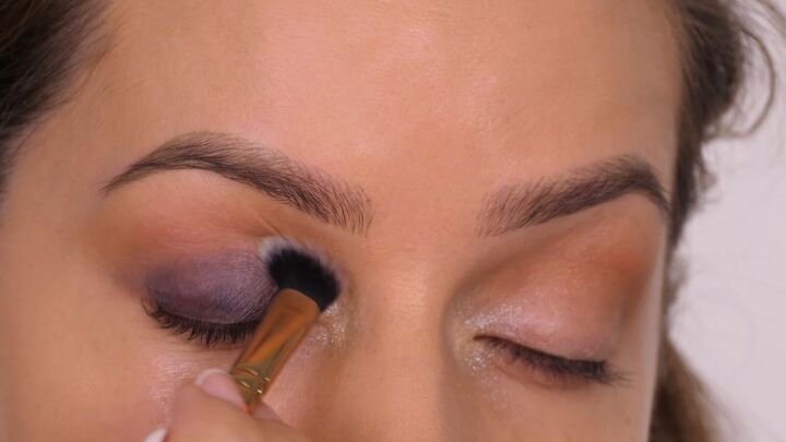 wow with this glam holiday party eye makeup, Applying midnight blue crayon