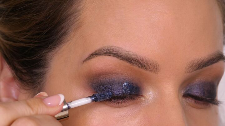 wow with this glam holiday party eye makeup, Applying glaze