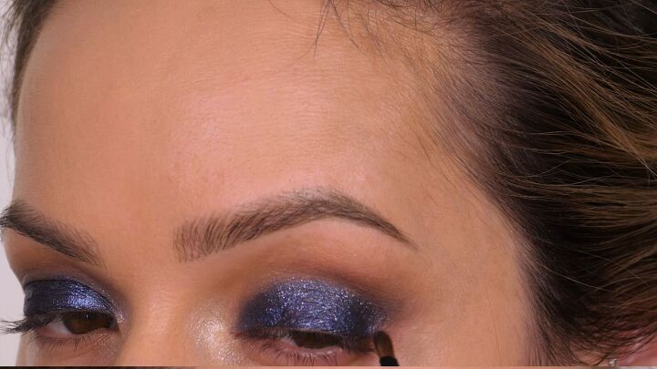 wow with this glam holiday party eye makeup, Applying glaze