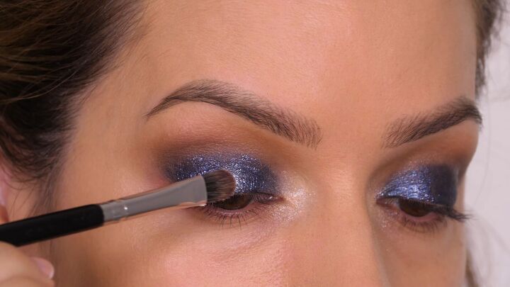 wow with this glam holiday party eye makeup, Applying shimmer