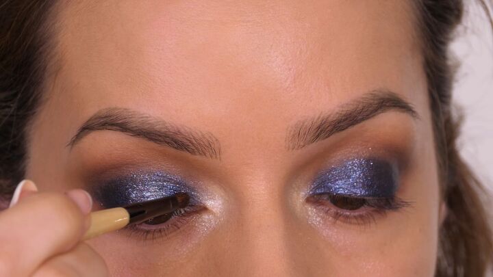wow with this glam holiday party eye makeup, Adding eyeliner
