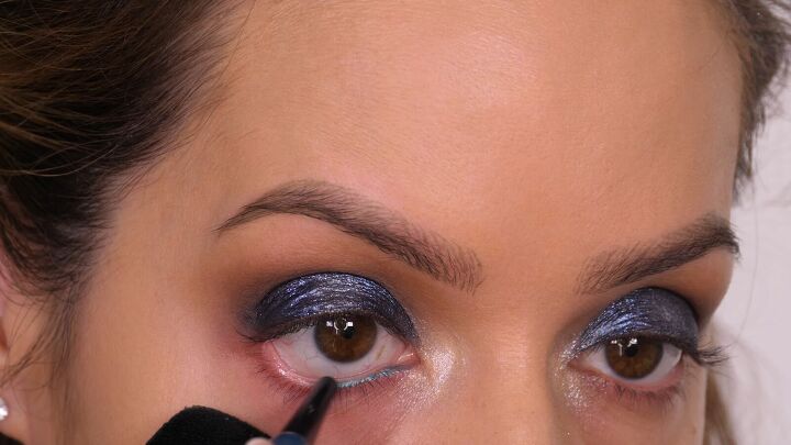 wow with this glam holiday party eye makeup, Adding eyeliner