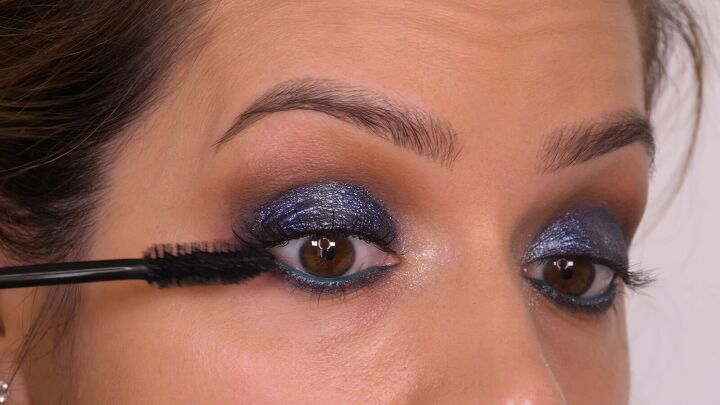 wow with this glam holiday party eye makeup, Applying mascara