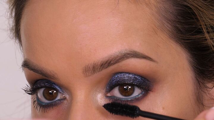 wow with this glam holiday party eye makeup, Applying mascara