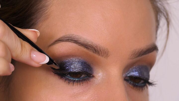 wow with this glam holiday party eye makeup, Adding false lashes
