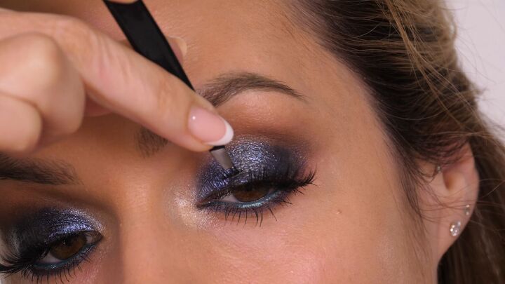 wow with this glam holiday party eye makeup, Adding false lashes