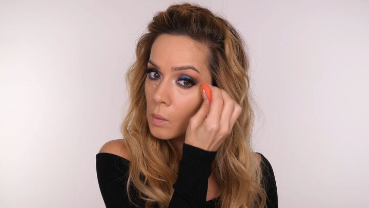 wow with this glam holiday party eye makeup, Adding concealer