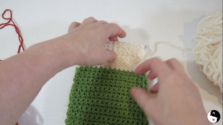 how to crochet a mr grinch phone case