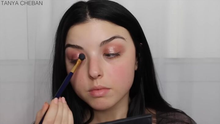 how to put on black eyeshadow at rose holeman blog... How to Achieve a Super Glam Rose Gold Eyeshadow Look for Christmas ...