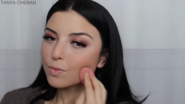 how to achieve a super glam rose gold eyeshadow look for christmas, Applying cream bronzer