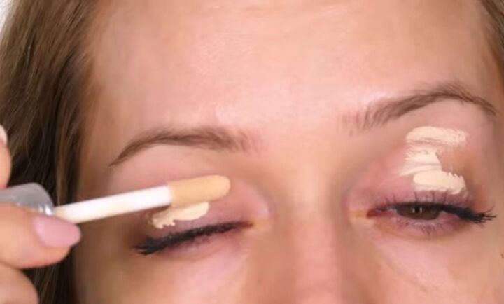 easy cool gold christmas eye makeup tutorial, Preparing the eyelids