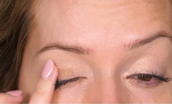 easy cool gold christmas eye makeup tutorial, Applying eyeshadow