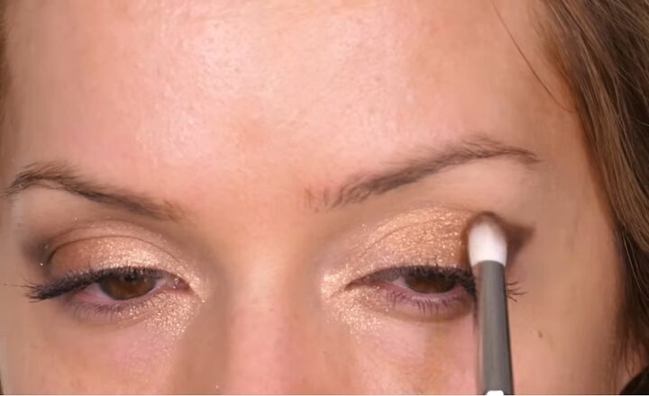 easy cool gold christmas eye makeup tutorial, Applying eyeshadow