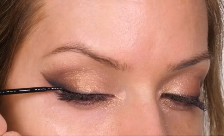 easy cool gold christmas eye makeup tutorial, Deepening the wing