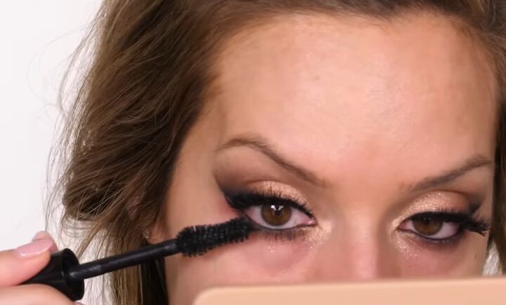 easy cool gold christmas eye makeup tutorial, Applying mascara