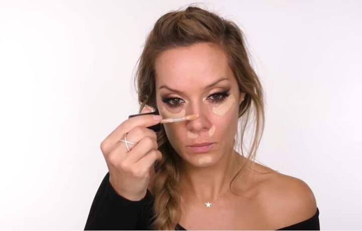 easy cool gold christmas eye makeup tutorial, Adding concealer